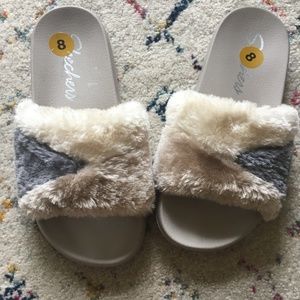 skechers fuzzy slides